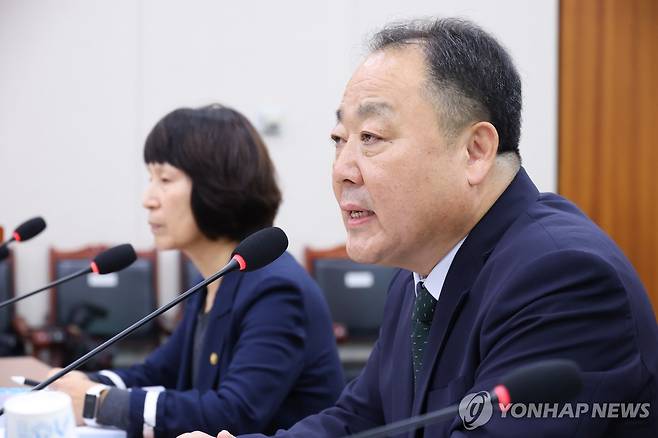 답변하는 손인혁 헌재 사무처장 (서울=연합뉴스) 황광모 기자 = 손인혁 헌법재판소 사무처장이 13일 국회에서 열린 법제사법위원회 국정감사에서 의원 질의에 답하고 있다. 2026.10.13 hkmpooh@yna.co.kr