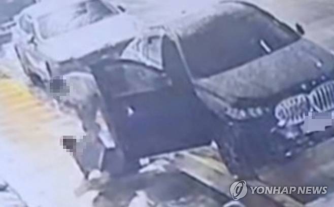 스토킹 신고 대상 남성에 끌려가는 40대 여성 (제주=연합뉴스) 제주에서 12일 새벽 40대 여성이 쓰러진 채 스토킹·교제폭력 신고 대상인 60대 남성에 의해 강제로 끌려가고 있다. 이후 이 여성은 흉기에 찔려 숨진 채 발견됐다. 사진은 주변 건물 폐쇄회로(CC)TV 영상 캡처. 2026.10.12 [연합뉴스TV 제공.재판매 및 DB 금지] koss@yna.co.kr