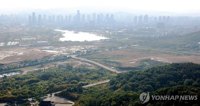 법무·성평등부·금융위 2027년 세종으로 이전 (세종=연합뉴스) 김주성 기자 = 13일 행정안전부가 발표한 2차 중앙행정기관 이전 세부계획에 따르면, 법무부와 성평등가족부, 외교부, 통일부, 국방부 등 수도권에 있는 중앙행정기관(부처) 등 44곳이 2027년부터 2031년까지 세종으로 단계 이전한다.
    이전 대상 공무원은 9천929명으로, 내년부터 약 1만명의 공무원이 세종으로 근무지를 옮기게 된다.
    사진은 이날 정부세종청사 일대 전경. 2026.10.13 utzza@yna.co.kr