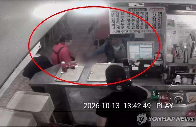 CCTV 속 인천 흉기 난동범 (인천=연합뉴스) 13일 오후 인천시 남동구 대형 상업시설에서 50대 남성이 흉기 난동을 벌여 이용객 8명이 다쳤다. 사진은 건물 2층 식당가 폐쇄회로(CC)TV에 담긴 피의자 범행 모습. 2026.10.13 [독자 제공. 재판매 및 DB 금지] goodluck@yna.co.kr