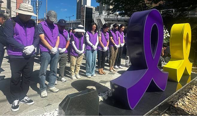 광주광역시 남구가 지난해 9월 4일 이태원·세월호 참사 희생자 유가족들과 관내 양우내안애 광장에 설치된 경관조명 제막식을 갖고 희생자들을 기리는 추모식을 가졌다. /남도일보DB
