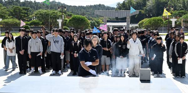 하동중앙중학교 학생들이 7일 광주 국립5.18민주묘지에서 참배하고 있다. /하동중앙중