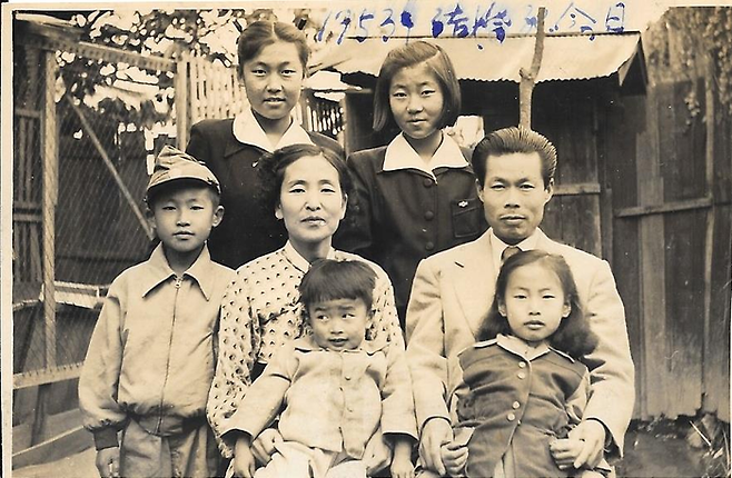1953년 대구 대봉동 자택에서의 이종하(두 번째 줄 맨 오른쪽) 선생과 가족들. 맨 앞줄 왼쪽이 이정우 전 청와대 정책실장. 이정우 실장 제공