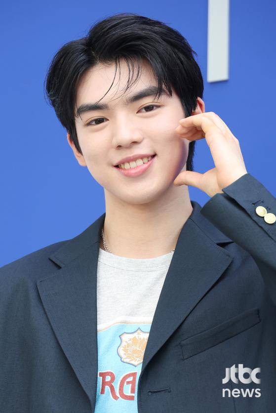 피겨 선수 차준환이 6일 오후 서울 서초구 잠원동 서울웨이브 아트센터에서 열린 한 의류 브랜드 포토콜 행사에 참석해 포즈를 취하고 있다. 김현우 엔터뉴스팀 기자 kim.hyunwoo3@jtbc.co.kr (콘텐트비즈니스본부)