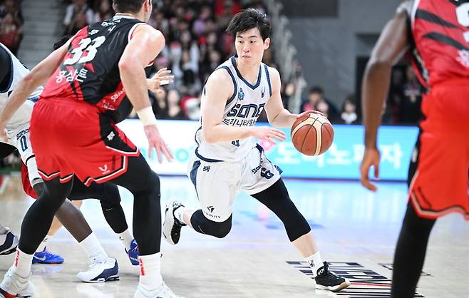 소노 이정현이 13일 안양 정관장 아레나에서 열린 2026~2027 KCC 프로농구 정규리그 정관장과 경기에서 드리블 하고 있다. 사진 | KBL