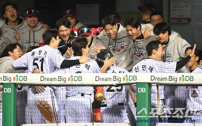 14일 잠실야구장에서 KBO리그 와일드카드 결정전 1차전 LG와 두산의 경기가 열렸다. 1회말 LG 오스틴이 두산 선발 곽빈을 상대로 선제 투런포를 날렸다. 동료들과 함께 기뻐하는 오스틴. 잠실=송정헌 기자songs@sportschosun.com/2026.10.14/