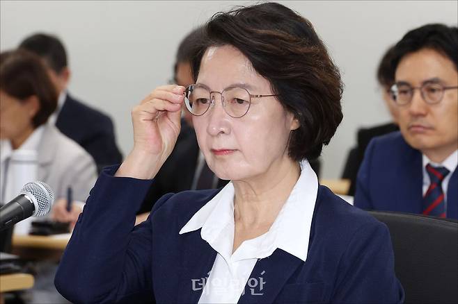 추미애 경기도지사가 13일 경기 수원시 영통구 경기도청에서 열린 경기도에 대한 2026년도 국정감사에서 안경을 고쳐쓰고 있다. ⓒ데일리안 홍금표 기자