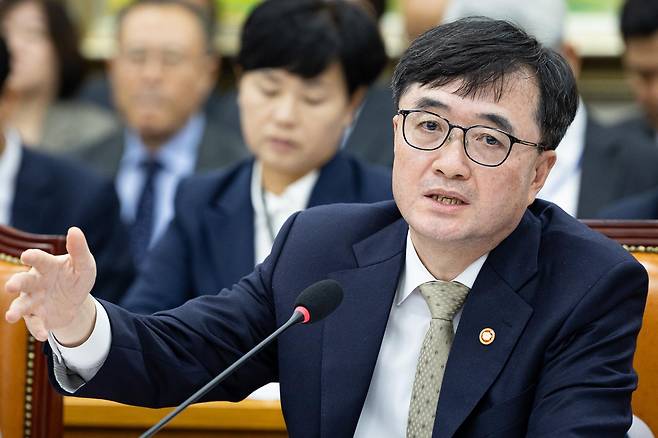 임기근 국무조정실장이 13일 서울 여의도 국회에서 열린 정무위원회의 국무조정실 등에 대한 국정감사에 출석해 의원 질의에 답하고 있다. 2026.10.13 뉴스1