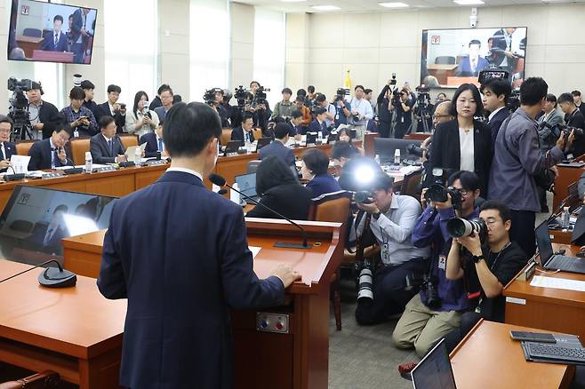 김지용 중대범죄수사청장 후보자가 14일 서울 여의도 국회에서 열린 행정안전위원회 인사청문회에서 인사말을 하고 있다. 2026.10.14/뉴스1