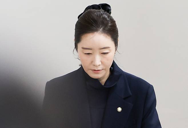 공천 헌금 1억원을 수수한 혐의로 기소된 무소속 강선우 의원이 14일 서울 서초구 서울중앙지방법원에서 열린 1심 선고 공판에 출석하고 있다. 공동취재사진