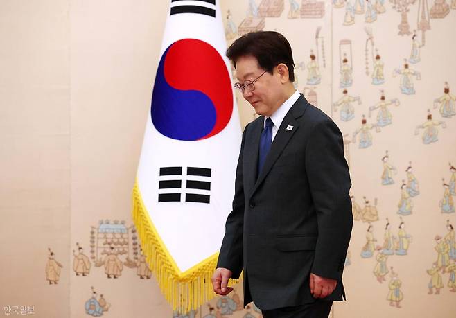 이재명 대통령이 12일 청와대에서 열린 주한대사 신임장 제정식을 마치고 퇴장하고 있다. 왕태석 선임기자