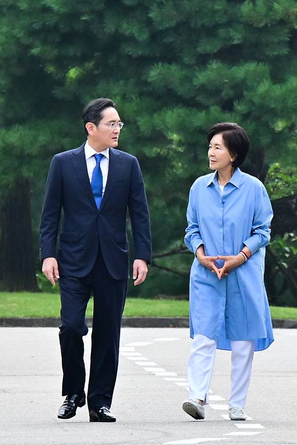 삼성화재 안내견학교에서 열린 안내견 30주년 기념 행사에 참석하기 위해 이동 중인 이재용 삼성전자 회장, 홍라희 리움미술관 명예관장.[사진=삼성]