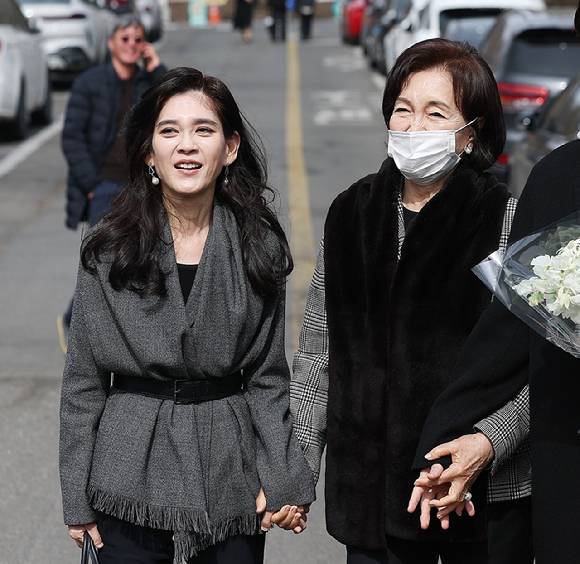이부진 호텔신라 사장(왼쪽)과 홍라희 리움미술관 명예관장이 2026년 2월 26일 서울 관악구 서울대학교에서 열린 입학식을 마치고 이 사장의 아들 임모 군과 함께 나서고 있다. 2026.2.26 [사진=연합뉴스]
