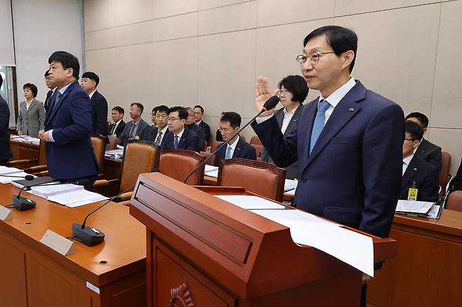 김성주 국민연금공단 이사장이 14일 국회에서 열린 보건복지위원회 국정감사에서 선서하고 있다. 2026.10.14 [사진=연합뉴스]