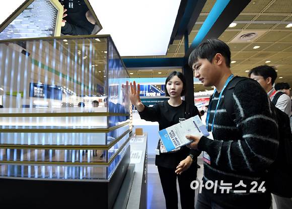 14일 서울 강남구 코엑스에서 열린 '제28회 반도체대전'(SEDEX 2026)에서 관람객들이 삼성전자 부스에서 zHBM 목업을 보고 있다. [사진=곽영래 기자]