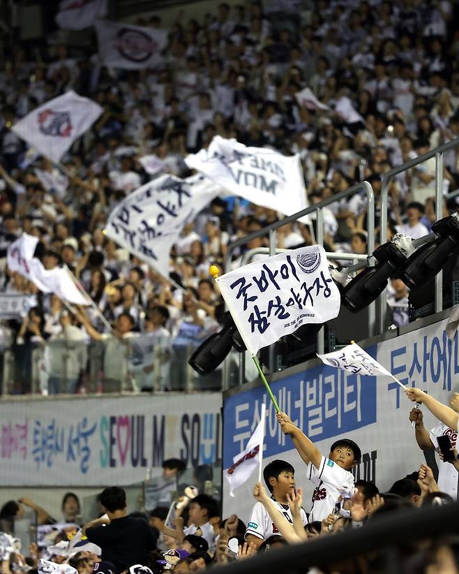 같은 날 ‘굿바이 잠실구장’ 깃발을 흔드는 어린이 팬. [사진 두산 베어스]