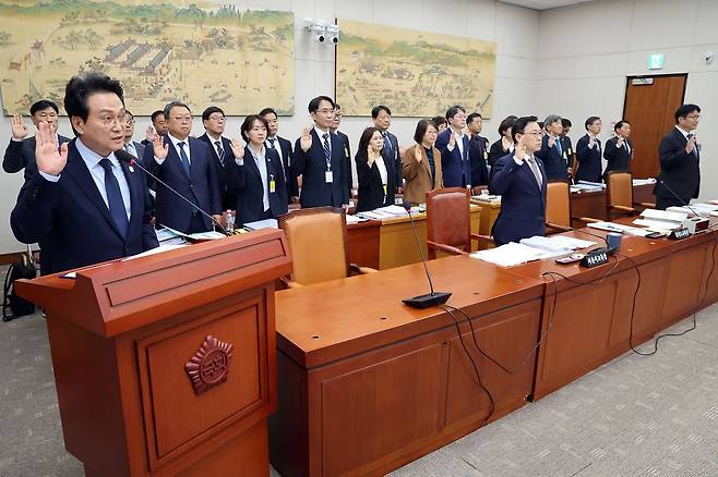 안민석 경기도 교육감(앞줄 왼쪽부터)과 정근식 서울시 교육감, 도성훈 인천시 교육감이 14일 서울 여의도 교육위원회에서 열린 서울교육청 등에 대한 국정감사에서 선서를 하고 있다. 뉴스1