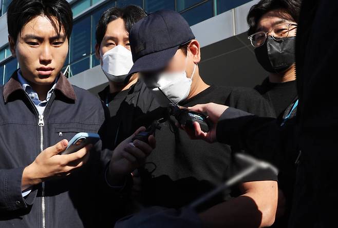"잠을 자지 않는다"는 이유로 생후 2개월 된 딸을 폭행해 숨지게 한 40대 친부 A씨가 14일 구속 전 피의자 심문(영장실질심사)에 출석하기 위해 경기도 용인시 처인구 용인동부경찰서에서 나오고 있다. 경기남부경찰청 여성청소년범죄수사계는 아동학대범죄의 처벌 등에 관한 특례법 위반 혐의로 40대 회사원 A씨에 대해 지난 12일 구속영장을 신청했다. 연합뉴스