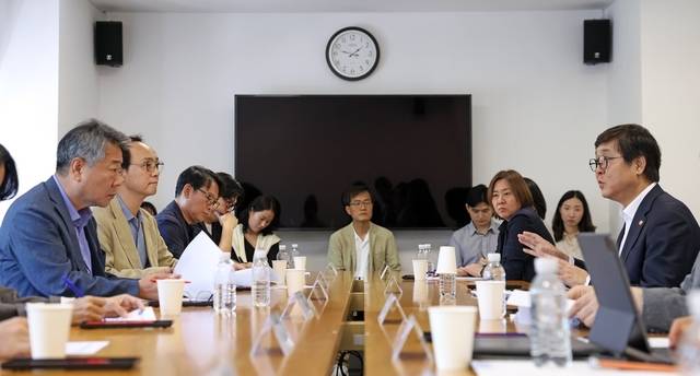 최휘영(오른쪽) 문화체육관광부 장관이 출판계 관계자들과 지난달 16일 만나 청년문화예술패스의 도서 지원 확대에 대해 의견을 나누고 있다.   문화체육관광부 제공