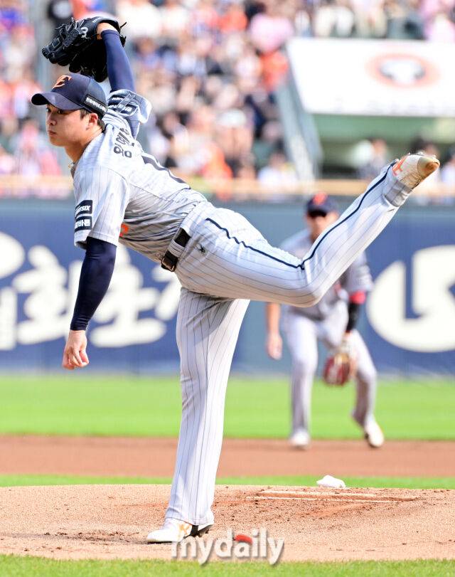 3일 오후 서울 잠실야구장에서 진행된 '2026 신한 SOL KBO 리그' 한화 이글스- 두산 베어스의 경기. 한화 선발 왕옌청이 역투를 펼치고 있다./마이데일리