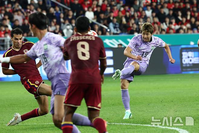 [울산=뉴시스] 고승민 기자 = 2일 울산 문수월드컵경기장에서 열린 하나은행 초청 축구 국가대표팀 친선경기 대한민국 대 베네수엘라 경기, 한국 이강인이 슛을 하고 있다. 2026.10.02. kkssmm99@newsis.com