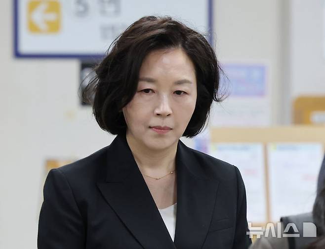 [서울=뉴시스] 조성우 기자 = 1억원의 공천 헌금 의혹을 받는 김경 전 서울시의원이 14일 서울 서초구 서울중앙지방법원에서 열린 1심 선고 공판에 출석하고 있다. (공동취재) 2026.10.14. photo@newsis.com