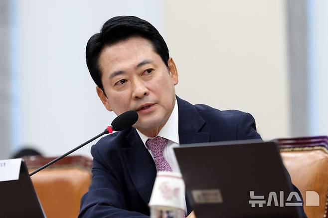 [서울=뉴시스] 고범준 기자 = 장동혁 국민의힘 대표가 14일 서울 여의도 국회에서 열린 교육위원회 국정감사(서울교육청 등)에서 질의를 하고 있다. 2026.10.14. bjko@newsis.com
