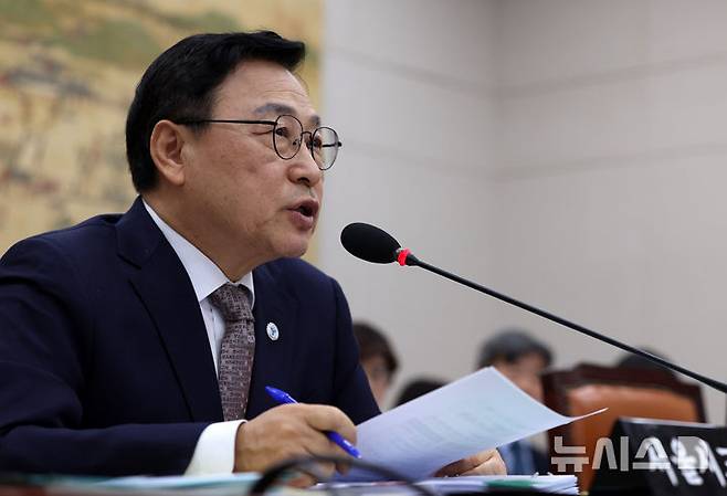 [서울=뉴시스] 고범준 기자 = 정근식 서울시교육감이 14일 서울 여의도 국회에서 열린 교육위원회 국정감사(서울교육청 등)에서 의원질의에 답변하고 있다. 2026.10.14. bjko@newsis.com