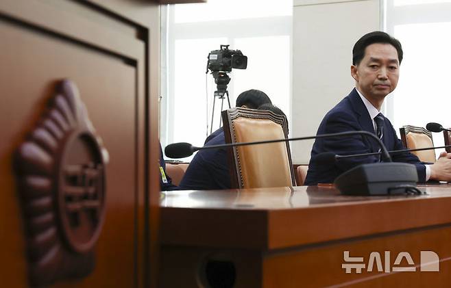 [서울=뉴시스] 김근수 기자 =  김지용 중대범죄수사청장 후보자가 14일 오전 서울 여의도 국회에서 열린 중수청장 후보자 인사청문회에서 준비하고 있다. 2026.10.14. ks@newsis.com