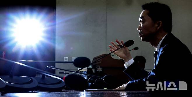 [서울=뉴시스] 김근수 기자 =  김지용 중대범죄수사청장 후보자가 14일 오전 서울 여의도 국회에서 열린 중수청장 후보자 인사청문회에서 질의에 답하고 있다. 2026.10.14. ks@newsis.com