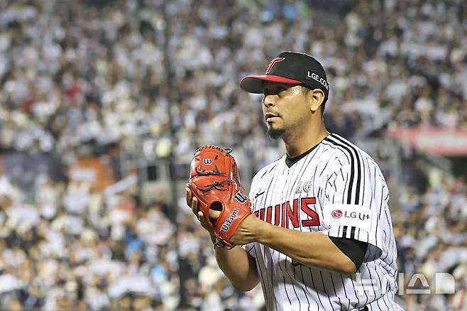 [서울=뉴시스] 김금보 기자 = 14일 서울 송파구 잠실야구장에서 열린 프로야구 2026 KBO 포스트시즌 와일드카드 결정 1차전 두산 베어스와 LG 트윈스의 경기, 7회초 무사 2,3루 LG 선발 카라스코가 두산 3번타자 김민석 타석 때 마운드에서 내려오고 있다. 2026.10.14. kgb@newsis.com