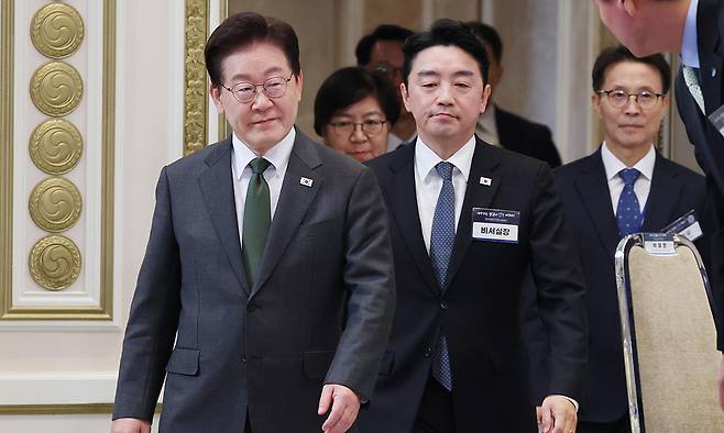 강훈식 대통령 비서실장이 인사검증 실패에 대한 책임을 지고 499일(1년4개월) 만에 청와대를 떠났다. 뉴시스