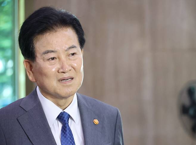 정동영 통일부 장관. 12~13일(현지 시간) 열린 국회 외교통일위원회 미주 재외공관 국정감사에서는 정 장관의 ‘평북 구성 핵시설’ 발설에 따른 미국의 정보 제한 문제와 비무장지대(DMZ) 지뢰 폭발 사고 관련 발언이 주된 논쟁거리가 됐다. 연합뉴스