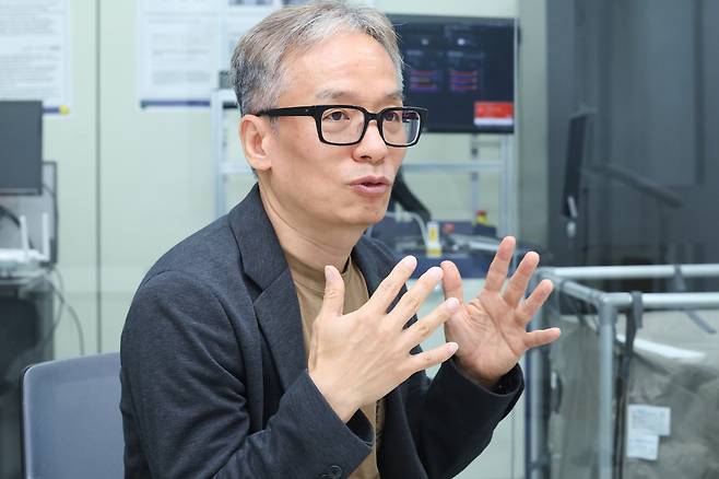 김성륜 연세대 전기전자공학부 교수가 서울 서대문구 연세대 캠퍼스 내 연구실에서 인터뷰를 진행하고 있다. 사진제공=LG유플러스