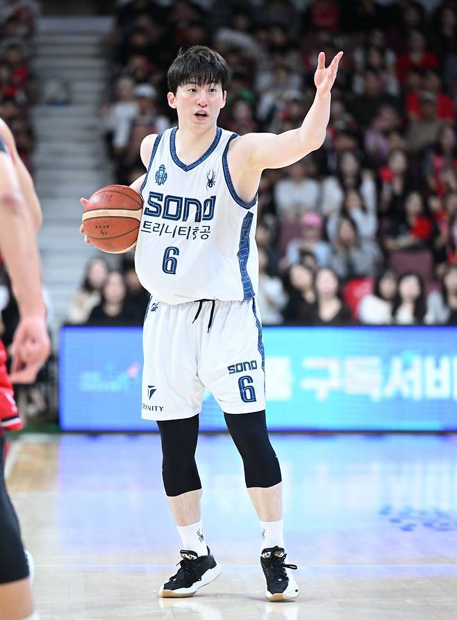 소노 이정현이 13일 안양 정관장과 원정 경기서 이번 시즌 최다 득점을 올리며 살아날 기미를 보였다. 4연패에 빠진 소노의 희망요소다. 사진제공｜KBL