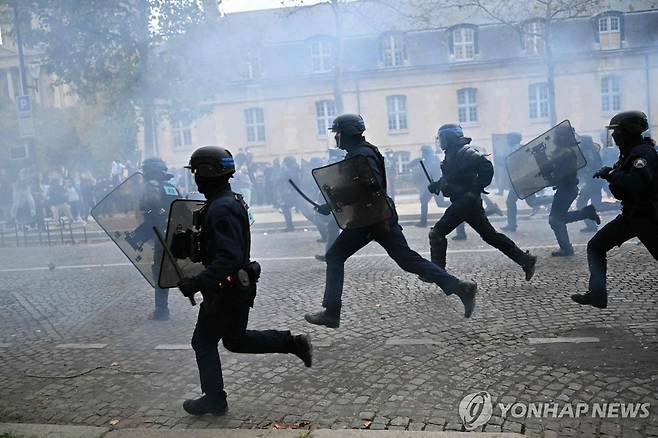 파리 진압 경찰관들 [AFP=연합뉴스 자료사진. 재판매 및 DB 금지]