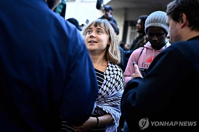 학생들과 대화하는 그레타 툰베리 [AFP=연합뉴스. 재판매 및 DB 금지]