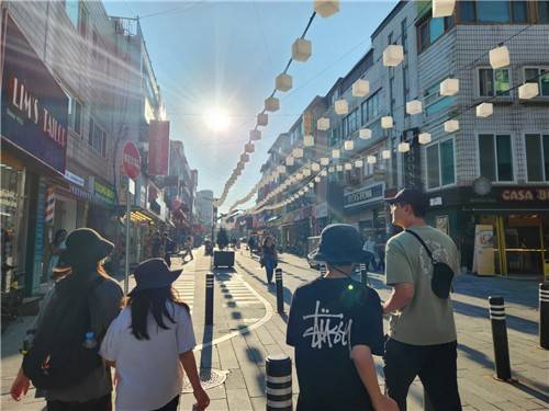 경기도 평택시 미군 오산기지 정문 앞 신장쇼핑몰 거리의 지난 10일 오후 모습 [박세진 촬영]