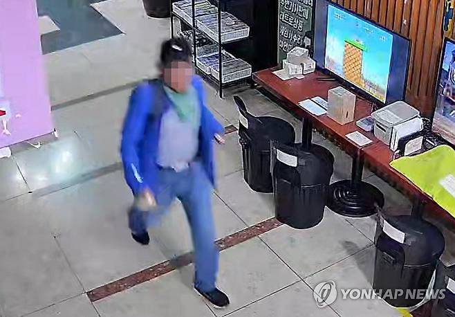 CCTV 속 인천 흉기난동 피의자 (인천=연합뉴스) 13일 오후 인천시 남동구 대형 상업시설에서 50대 남성이 흉기 난동을 벌여 이용객 8명이 다쳤다. 사진은 건물 2층 식당가 폐쇄회로(CC)TV에 담긴 피의자 모습. 2026.10.13 [독자 제공. 재판매 및 DB 금지] goodluck@yna.co.kr