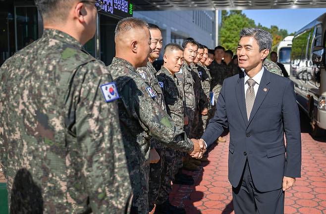(서울=연합뉴스) 14일 육군 지상작전사령부를 방문한 강신철 국방부장관이 부대 장병들을 격려하고 있다. 국방부 제공. 재판매 및 DB 금지