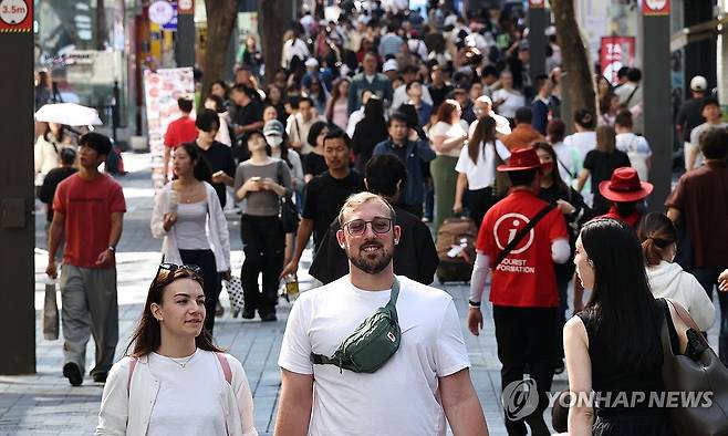서울 명동 거리의 외국인 관광객 [연합뉴스 자료사진]
