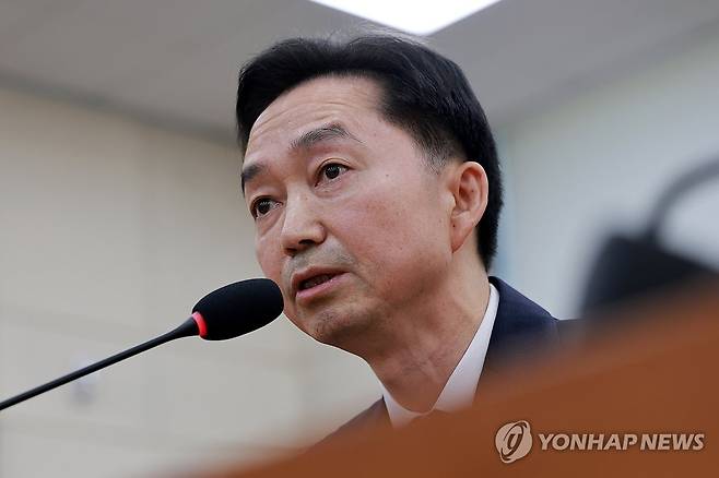 답하는 김지용 초대 중수청장 후보자 (서울=연합뉴스) 신현우 기자 = 김지용 초대 중대범죄수사청장 후보자가 14일 국회 행정안전위원회에서 열린 인사청문회에서 행안위원 질의에 답하고 있다. 2026.10.14 nowwego@yna.co.kr