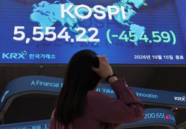 인공지능(AI) 투자 수익성 논란이 다시 부각된 가운데 코스피가 15일 7% 넘게 급락했다. 코스피는 전날보다 454.59포인트(7.57%) 내린 5,554.22로 장을 마쳤다. 코스닥 지수는 63.06포인트(7.65%) 급락해 760.82로 장을 마쳤다. 이날 서울 여의도 한국거래소 전광판에 종가 지수가 표시되고 있다. /연합뉴스