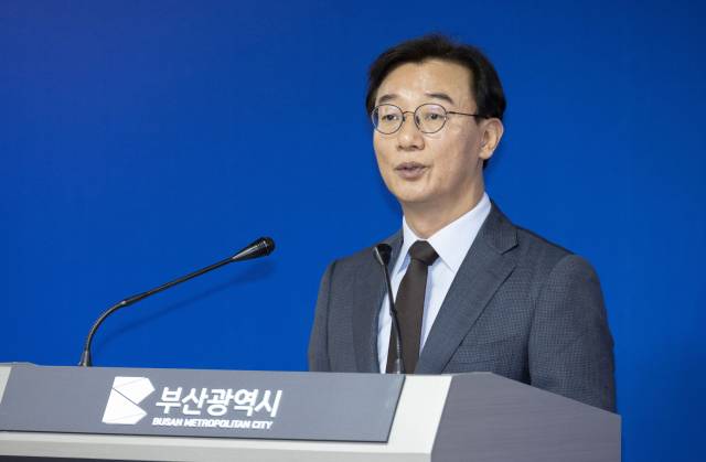 전재수 부산시장이 지난 14일 부산시청 기자회견장에서 ‘문화분야 주요 현안 관련 기자회견’을 열고 퐁피두센터 부산분관 추진 중단 등의 입장을 발표하고 있다. 이원준 기자 lwj@