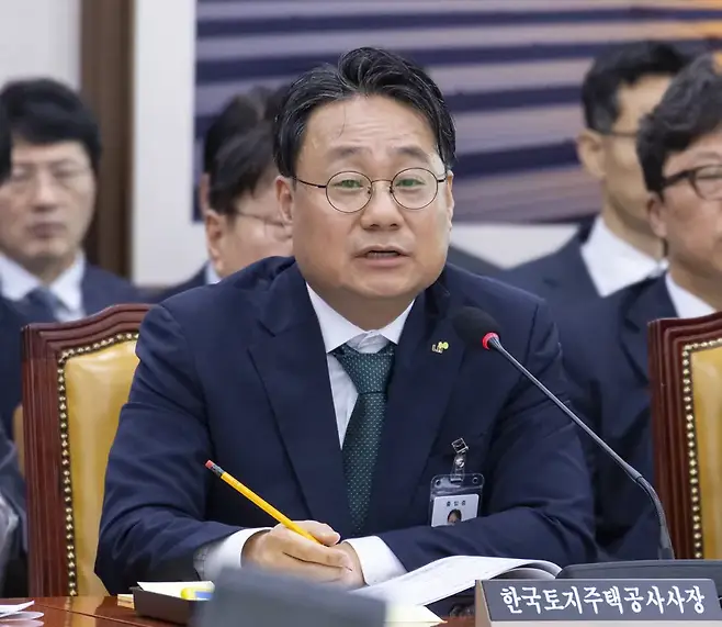 주택담보대출 규제 강화와 집값 급락 가능성을 언급한 이성훈 한국토지주택공사(LH) 사장(사진)이 불과 몇 달 전 세종시 아파트를 신고가에 매매계약한 것으로 확인됐다. 사진=연합뉴스