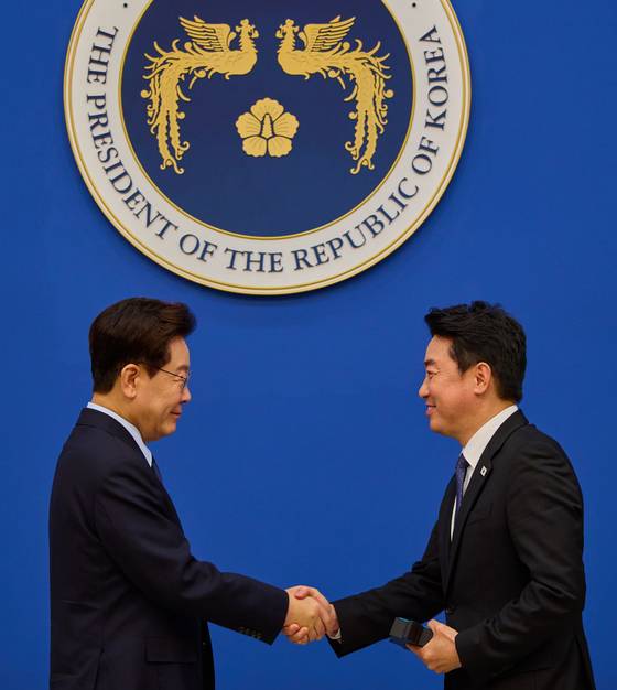 이재명 대통령, 강훈식 비서실장에게 공로패 수여 〈출처=청와대〉