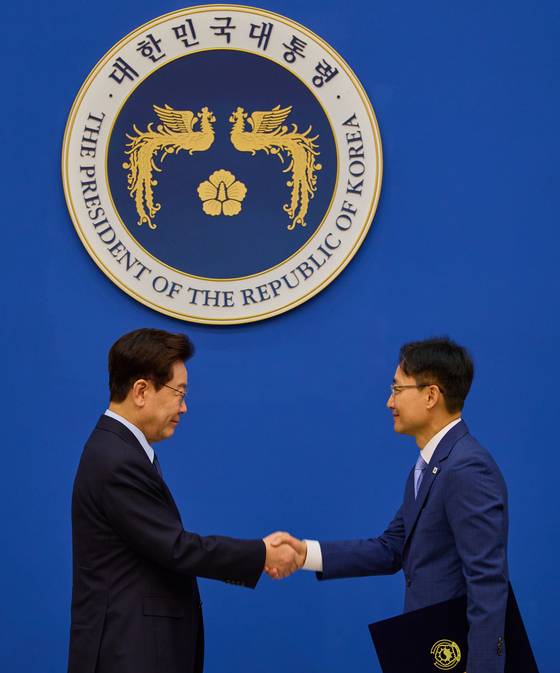 이재명 대통령, 임광현 신임 비서실장에게 임명장 수여 〈출처=청와대〉