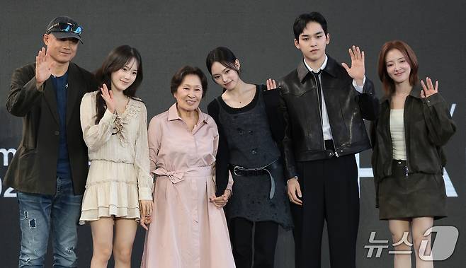 송일곤 감독(왼쪽부터)과 배우 박서경, 김혜자, 최주은, 문성현, 이세영 ⓒ 뉴스1 DB