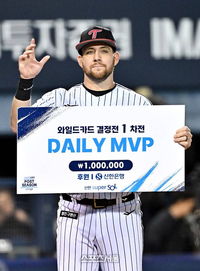 LG 오스틴이 14일 열린 2026 KBO리그 두산과의 와일드카드 결정전 1차전에서 2점 홈런으로 4-1로 승리를 이끌고 데일리 MVP로 선정된 뒤 기념촬영을 하고 있다. 잠실 | 박진업 기자 upandup@sportsseoul.com