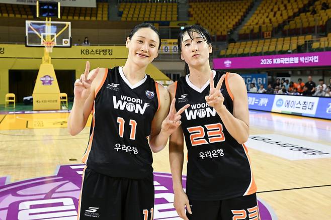 우리은행 강이슬(왼쪽)과 김단비가 9일 청주체육관에서 열린 2026 KB국민은행 박신자컵 조별리그 B조 울란바타르전에서 기념 촬영을 하고 있다. 사진 | WKBL